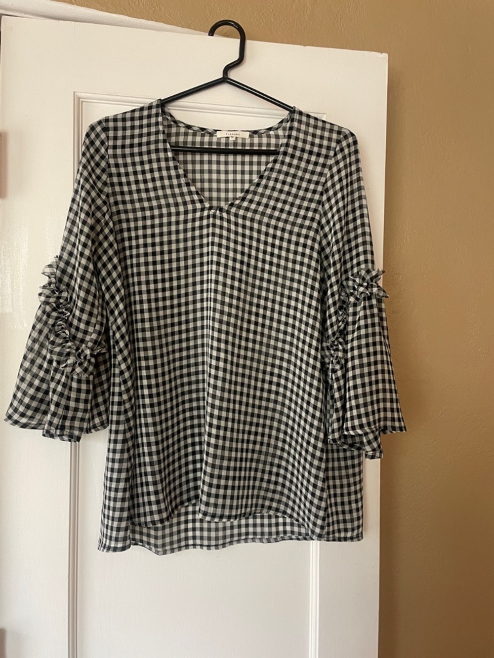 Women's PLEIONE Black & White Gingham V-Neck Ruffle Sleeve Top